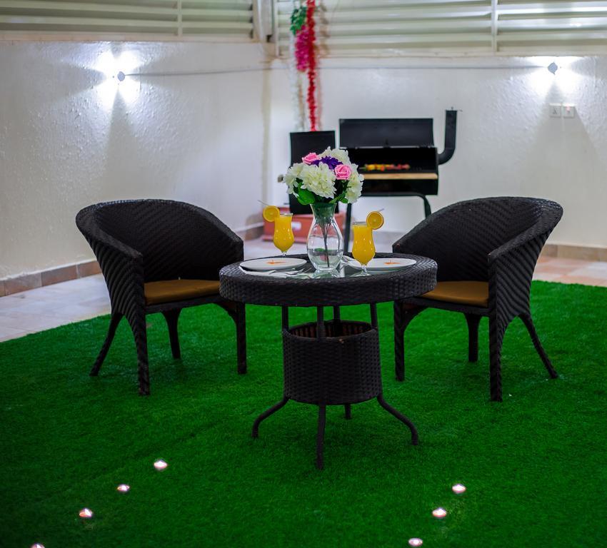 Rest Night Hotel Apartment Riadh Exterior foto Artificial grass in a hotel